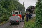 Autour de la voie ferrée / Rund um die eiserne Bahn (Herbstevent 2024) - Der Dm 2/2 N° Biniou wird bei der Ankunft von zahlreichen Reisenden interessiert betrachtet.