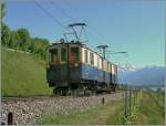 Der MOB De 4/4 N° 23 auf einer Dienstfahrt oberhalb von Montreux.