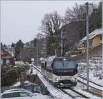 Die MOB Ge 4/4 8004 mit neuer, automatischer Kupplung und im aktuellen MOB Anstrich mit einem B auf der Fahrt Richtung Montreux bei Planchamp.