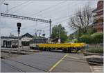 Die GDe 4/4 6004 rangiert einen augenscheinlich neuen TPF Güterwagen in Chernex.