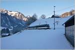 Die MOB Ge 4/4 8001 erreicht mit ihrem GoldenPass Panoramic PE 2212 von Montreux nach Zweisimmen Rossinière.