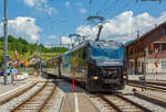 Einfahrt der MOB Ge 4/4 8001 mit dem Golden-Pass-Zug am 28.05.2012 in den Bahnhof Montbovon, mit diesen Zug fahren wir dann nach Zweisimmen. 2012 trug die 8001Werbung für die Gstaader Tourismus-Organisation „Gstaad Mountain Rides“.  

Die Lok wurde 1994 von der Schweizerische Lokomotiv- und Maschinenfabrik (SLM) in Winterthur gebaut, die elektrische Ausrüstung ist von ABB Verkehrssysteme AG. Die Ge 4/4 sind die leistungsstärksten schweizerischen Gleichstrom-Triebfahrzeuge. Die Maschinen der MOB (Montreux–Berner Oberland-Bahn) haben übrigens keine Eigennamen oder Wappen, sie tragen nur die Betriebsnummer. Eine der vier Lok, die Lok 8003 wurde 2019 an die Rhätische Bahn verkauft und wurde dort zur RhB Ge 4/4 653 umgebaut.

Die vier 1994 von SLM und ABB für die MOB gebauten Ge 4/4 ähneln sowohl optisch als auch mechanisch den Ge 4/4 der Bière-Apples-Morges-Bahn (BAM) und den Ge 4/4 III der Rhätischen Bahn (RhB). Der elektrische Teil musste jedoch dem Betrieb ab Fahrleitung mit 900 V Gleichspannung angepasst werden und eine allfällige Umrüstung auf Zweisystem-Betrieb mit zusätzlich 15 kV 16,7 Hz berücksichtigen. Der Betrieb mit Wechselspannung wäre notwendig gewesen, wenn die GoldenPass-Linie mit einer dritten Schiene bis Interlaken verlängert worden wäre. So ist im Lokkasten bereits der Platz für einen Transformator für den Betrieb bei 15 kV mit 16 2/3 Hz Wechselstrom vorgesehen, ebenso lässt sich ein dritter Pantograph nachrüsten.

Die Lok ist mit vier Schnellschaltern ausgerüstet, die über Drosseln die wassergekühlten Stromrichter versorgen. Die Eingangsspannung der Wechselrichter kann von 630 bis 1080 Volt variieren, für den Zweispannungsbetrieb hätte die Zwischenkreisspannung 1350 Volt betragen. Dies erforderte eine Anpassung der Fahrmotorwicklung gegenüber den RhB-Loks, die für eine Zwischenkreisspannung von 2100 bis 2800 Volt ausgelegt sind. Der mechanische Teil des Fahrmotors ist baugleich mit demjenigen der RhB-Motoren.

Die Loks haben eine Leistung von 2000 kW und erreichen eine Höchstgeschwindigkeit von 120 km/h, die jedoch im Normalbetrieb mangels geeigneter Strecken nicht erreicht wird. Wegen der relativ geringen Spannung sind sehr hohe Stromstärken erforderlich. Daher fahren die Loks der Montreux–Berner Oberland-Bahn (MOB) immer mit zwei Stromabnehmern am Fahrdraht. Zudem sind die Stromabnehmer mit drei statt den üblichen zwei Schleifleisten versehen, was man hier im Bild auch gut sehen kann.

Möglich ist auch die Vielfachsteuerung mit den MOB GDe 4/4, was erst erforderlich ist, wenn mehr als sechs Panoramawagen zu befördern sind. Dies ist bisher nur vereinzelt vorgekommen.

Die Loks hatten (wie im Bild auch zu sehen) Mittelpuffer mit einer Schraubenkupplung, ab 2017 wurden die drei bei der MOB verbliebenen Loks auf automatische Mittelpufferkupplung (Schwab-Kupplung) umgebaut. Seit 2020 sind die verbliebenen 3 Lokomotiven mit allen Fahrzeugen Steuerwagen sowie den Triebwagen mit Schwab-Automatikkupplung in Vielfachsteuerung kompatibel und

TECHNISCHE DATEN:
Gebaute Anzahl: 4, die Ge 4/4 8003 wurde 2019 an die RhB verkauft. 
Hersteller mech. Teil: SLM, Winterthur     
Elektr. Ausrüstung: ABB Verkehrssysteme AG
Spurweite: 1.000 mm (Schmalspur)
Achsfolge: Bo'Bo'
Länge über Puffer: 16.100 mm 
Treibraddurchmesser:  1.070 mm
Breite max.: 2.800 mm
Höhe : 3.860 mm     
Dienstgewicht: 63 t
Anzahl der Fahrmotoren:  4
Maximale Leistung am Rad: 2.400 kW   
Dauerleistung am Rad: 2.000 kW      
Dauerzugkraft am Rad: 150 kN
Anfahrzugkraft am Rad:  200 kN
Höchstgeschwindigkeit: 120 km/h    
Anhängelast bei 45 km/h und 73‰ Steigung: 170 t
Anhängelast bei 80 km/h und 25‰ Steigung: 300 t
Stromsystem: 900 V DC (Gleichstrom)
Stromübertragung: 2 Einholmstromabnehmer mit je 3 Schleifleisten
