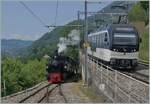 Durch die geringe Grösse des Bahnhofs Chamby und des Betriebsgeschehen ein eher seltenes Ereignis: Paralleleinfahrt des MOB GoldenPass Panoramic 2221 mit dem Alpina ABe 4/4 9303 und dem