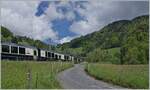Der erst jetzt in die GPX Züge eingereihte Mitteleinstiegwagen (Niederflur) im GPX 4074 bei Les Avants.