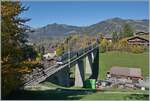 Der MOB ABe 4/4 9303 und ein weiterer sind mit dem PE 30 GoldenPass Belle Epoque 2219 auf der Fahrt von Zweisimmen nach Montreux und überqueren die Grubenbachbrücke in Gstaad.

13. Oktober 2025