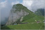 Mächigte Berg, winzige Züge: ein Bhe 2/4 erreicht in Kürze die Station Jaman, wo die Hem 2/2 12 abgestellt ist.