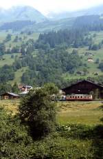 Der ABFe 4/4 2 der ASD war im Juli 1983 in einer abweichenden Farbgebung - hier bei Les Diablerets - unterwegs.