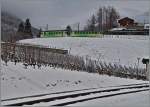 Ein ASD Regionalzug in den winterlichen Weinbergen oberhalb von Aigle.
