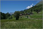 Mit dem Bt 432 an der Spitze und dem schiebenden BDe 4/4 402 erreicht der ASD Regionalzug 440 in wenigen Minuten sein Ziel Les Diablerets.