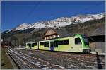 Der TPC ASD ABe 4/8 472 wartet in Les Diablerets vor leicht  verzuckerten  Berggipfel auf die Abfahrt nach Aigle.