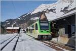 Dank der Abkürzung noch gerade den Zug erreicht und erst noch ein Bild davon bekommen: Der TPC ASD ABe 4/8 471 unmittelbar vor der Abfahrt in Les Diablerets.