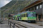 Die Reisenden und der AOMC Beh 4/8 592 warten in Ollon auf den (Gegen)-Zug nach Aigle.
