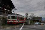 Als Regionalzug von Champéry nach Aigle erreicht der AOMC BDeh 4/4 503 in Kürze den Bahnhof von Troistrorrents.