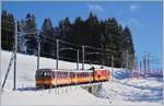 Die HGe 4/4 31 f�hrt mit ihrem passenden Zug kurz vor Col-du-Soud talw�rts.