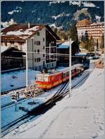 Eine der beiden TPC HGe 4/4 verlässt mit einem Regionalzug Villars-sur-Ollon in Richtung Col-de-Bretaye.