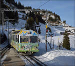Nun sollte es ins Skigebiet des Col de Bretaye gehen, also dort oben hin. 

Der Zug mit der Lokomotive HGe 4/4 32 'Villars' mit seinen zwei Panoramawagen ist auch im vielf�ltigen Fahrzeugpark der BVB ein Sonderling und kommt talw�rts nach Boutequins runtergefahren. Januar 2026.