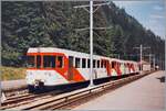 Mit dem Bt 601 und dem Zwischenwagen B 701 erreicht der M-C Einzelgänger BDeh 4/4 501 (Baujahr 1980) von Martigny kommend sein Ziel Châtelard Frontière. Zwar hängt nun die Fahrleitung im Bahnhof von Le Châtelard, doch zum Aufnahmezeitpunkt war sie noch im Bau und somit spannungslos, was erklärt, weshalb der Zug mit gesenktem Stromabnehmer verkehrt. 

Analogbild vom August 1995