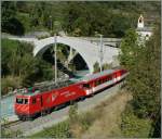 Die MGB HGe 4/4 105 zieht bei  Neubr�ck  einen Zug Richtung Zermatt.