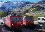 MGB: Der GLACIER EXPRESS von Brig herkommend anlässlich einer Begegnung mit einem Autozug in Realp.