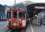 MGB: Bahnhof Brig mit Regionalzügen von Zermatt und nach Visp am späten Abend des 19.
