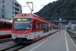 MGB: Bahnhof Brig mit Regionalzügen von Zermatt und nach Visp am späten Abend des 19.