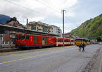 Von dem Gepäcktriebwagen Deh 4/4 II - 96  Münster   der Matterhorn-Gotthard-Bahn (MGB), ex FO 96  Münster   (Furka-Oberalp-Bahn), geschoben verlässt am 25.05.2023 der Regionalzug