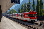 Geführt von dem zweite Klasse Steuerwagen mit Niederflur-Gepäckanteil (Kofferkuliwagen) MGB BDkt 2232, ex BVZ, erreicht der MGB - Matterhorn-Gotthard-Bahn Regionalzug RE 42 (323) von Fiesch,