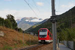 An der Matterhorn-Gotthard Bahn MGB: Ein  Orion -Zug (302) im Abstieg von Stalden zum Talboden passiert eine für Bremsversuche eingerichtete Stelle. 30.August 2025 