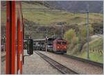 Wie gut gibt es bei der MGB immer noch Wagen, bei welchem sich die Fenster �ffnen lassen! Ansonsten h�tte ich die MGB Ge 4/4 81 mit ihrem Auto-Tunnel Zug bei der Ankunft in Realp nicht fotografieren
