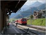 Die MGB HG 4/4 N° 11  Sitten/Sierre  erreicht mit ihrem Regionalzug von Andermatt nach Disentis den Bahnhof von Sedrun.