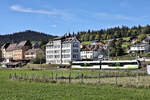 Kreuzung in La Sagne, TRN: Der neue Doppeltriebwagen ABe4/8 9 f�hrt von La Chaux-de-Fonds her unter dem markanten Schulhaus in die Haltestelle La Sagne ein. 7.Oktober 2025 