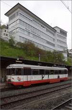 BDe 4/4 5 der  Régional des Brenets , heute TransN, hat bald ausgedient und ein Bus wird auf der Bahnstrecke fahren.