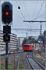 Die CJ Gem 4/4 401 verlässt La Chaux de Fonds Richtung Le Noiremont.