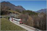 Der TPF Be 4/4 121 mit dem B 207 (ex MOB), B209 (ex MOB) und dem ABt 221 ist kurz nach Lessoc entlang des Stausees Lac de Lessoc als RER 51 14766 unterwegs.