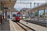 Ein TPF Schmalspurzug erreicht von Broc-Fabirque kommend Bulle und wird in wenigen Minuten nach dem Fahrtrichtungswechsel nach Montbovon fahren.