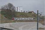 Der Der TPF SURF Be 2/4 - B - ABe 2/4 101  Moitié-Moitié  hat den Bahnhof von Broc Fabrique verlassen und fährt als S 60 nach Bulle.