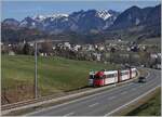 Ein TPF Meter-Spur Zug ist zwischen Broc und La Tour de Trême auf dem Weg nach Bulle.