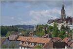 S blaue Bähnli ist auch heute noch der schnellste Weg nach Worb... Ein RBS Be 4/8 ist auf der Monbijou-Brücke auf dem Weg von Bern nach Worb, wobei jedoch die prächtige Kulisse der Berner Altstadt mit dem Münster dem kleinen Zug fast die Show stiehlt. Das Bild entstand auf der Nydeggbrücke in der Nähe des Alten Tramdépôt. 

26. April 2022