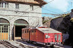 Jungfraubahn Lok 9 mit dem Werkstatt-, Hilfs-, Montage- und Messwagen X2 53 in Eigergletscher.