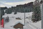Dieses Bild zeigt einerseits einen von Mürren nach Grütschalp fahrenden Regionalzug R 66 mit Vorstellwagen, sowie die angepasste Bahnhofsausfahrt von Winteregg.