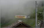 Der neue BLM Be 4/6 102  M�nch  f�hrt bei wenig sommerlichem Wetter kurz nach der Gr�tschalp in Richtung M�rren. 

23. Juli 2024