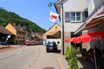 Günstig und gut lässt sich am Strassenrand in Oberdorf speisen, im Blick auf den Triebwagen 16 und dem grossen Lastwagen daneben, der sich rasant anschickt, mir alle weiteren Anblicke des