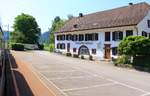 Auch der schöne Landgasthof Talhaus - an der gleichnamigen Haltestelle und aus dem Zug aufgenommen - schmückt die alte Pass-Strasse hinauf nach Waldenburg und ins schweizerische Mittelland