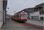 Der WB BDe 4/4 16 auf der Fahrt nach Waldenburg in Oberdorf.