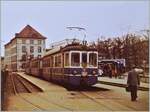 Der BLT Be 4/4 N° 12 wartet mit einem Regionalzug nach Rodersdorf in der Zugsausgangsstation Basel Heuwaage auf die Abfahrt. Die Zeit dieser Züge bei der BLT war schon gezählt, sie sollten nur noch ein knappes Jahr hier verkehren, anschliessend wird die Strecke auf  Trambetrieb  umgebaut, was bedeutet, dass unter anderem sämtliche Weichenherzen ausgewechselt werden müssen. Doch das Ende der Triebwagens war noch nicht gekommen, etliche Jahre später sollte ich erneut Gelegenheit bekommen diesen Triebwagen zu sehen... 

Analogbild vom 27. Dezember 1983