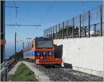 Der Monte Generoso (MG) Bhe 4/8 13 verlässt mit einem flachen Vorstellwagen die Gipfelstation Generoso Vetta.

27. Sept. 2018