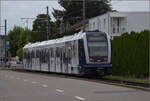 ABe 4/12 70 der AVA f�hrt nach Sch�ftland ein. August 2024. Diese Z�ge geh�ren der aktuellen Generation Schmalspurtriebz�ge von Stadler an. Mit 6 T�ren je Seite und einer Beschleunigung von 1,12 m/s� ist ein vern�nftiger strassenbahn�hnlicher Betrieb m�glich. 5 Z�ge wurden 2019 ausgeliefert und sollen durch 5 weitere k�rzere Z�ge erg�nzt werden, damit eine Doppeltraktion in der maximalen L�nge m�glich sein wird.