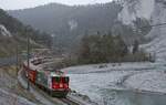 Mit einem RE von Disentis-Muster nach Scuol-Tarasp durchfährt die Ge 4/4 II 616  Filisur  die Rheinschlucht bei Versam-Safien.