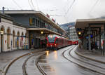 Der RhB Regionalzug nach Arosa steht am 17.02.2017 in Chur zur Abfahrt bereit, der Zug besteht aus dem 3-teiligen ALLEGRA-Zweispannungstriebzug (RhB ABe 8/12-ZTZ) 3514  Steivan Brunies  mit 4 angehangenen Personenwagen.  

Dieser Zweispannungstriebzug ist nicht nur hochmodern, sondern verbirgt in seinem Innern wesentliche Innovationen und viel Power. Die mehrsystemfähige Antriebsausrüstung bringt eine Leistung von 2,6 MW, zudem haben die Triebzüge eine hohe Anfahrzugkraft von 260 kN. Hier auf der Arosabahn (Chur–Arosa), wie auf der Bahnstrecke Landquart–Davos Platz, wird mit 11 kV 16.7 Hz Wechselstrom gefahren, die Arosabahn hat dabei eine Maximalsteigung von 60 ‰. Auf der Berninabahn (St. Moritz–Tirano) mit einer Maximalsteigung 70 ‰ wird mit 1.000 V Gleichstrom gefahren, auf der Arosabahn und der Bahnstrecke Landquart–Davos Platz im 11 kV 16.7 Hz Wechselstrombetrieb.

TECHNISCHE DATEN der RhB ABe 8/12: 
Nummerierung:  3501–3515
Anzahl:  15
Hersteller:  Stadler Rail
Baujahre:  2009–2010
Achsformel:  Bo’Bo’+2’2’+Bo’Bo’
Spurweite:  1.000 mm (Meterspur)
Länge über Puffer:  49.500 mm
Höhe:  3.800 mm
Breite:  2.650 mm
Leergewicht:  106 t
Höchstgeschwindigkeit:  100 km/h
Max. Leistung (am Rad):  2.600 kW bei AC / 2.400 kW bei DC
Anfahrzugkraft:  260 kN
Treibraddurchmesser:  810 mm (neu) / 740 mm (abgenutzt)
Laufraddurchmesser:  685 mm  (neu) / 635 mm (abgenutzt)
Achsabstand im Motordrehgestell: 2.000 mm
Achsabstand im Laufdrehgestell: 1.800 mm
Stromsystem:  11 kV 16.7 Hz AC und 1 kV DC
Anzahl der Fahrmotoren:  8
Sitzplätze:  1. Klasse: 24 / 2. Klasse: 76 + 14 Klappsitze
Fußbodenhöhe:  480 mm Niederflur / 1.050 mm Hochflur
Niederfluranteil:  22 % 
Anhängelast auf 70‰: 140 t
Anhängelast auf 35‰: 245 t
