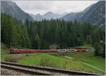 Der Albula Schnellzug RE 1145 Chur - St.Moritz führt nicht nur die Stammkopossition von vier  B  einem  D  und zwei  A , sondern auch noch die GEX Wagengruppen des Glacier Expresse 900 von Zermatt. So hatten die beiden RhB Ge 4/4 I 603 und 602 mit ihren dreizehn Wagen Anhängelast reichlich zu tun. 

Bei Bergün Bravuogn, den 11. September 2016